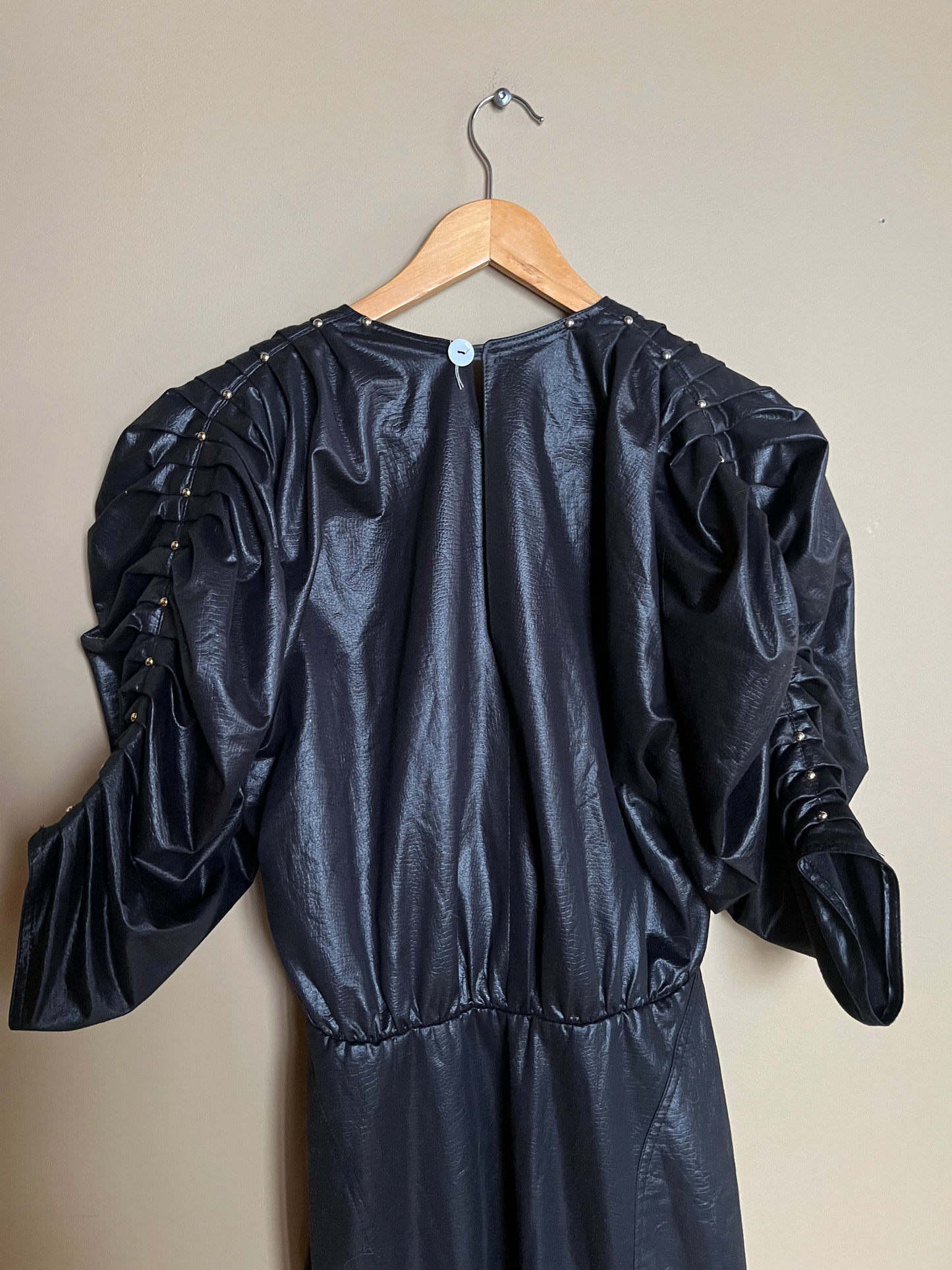 Svart klänning med nitar och rysch