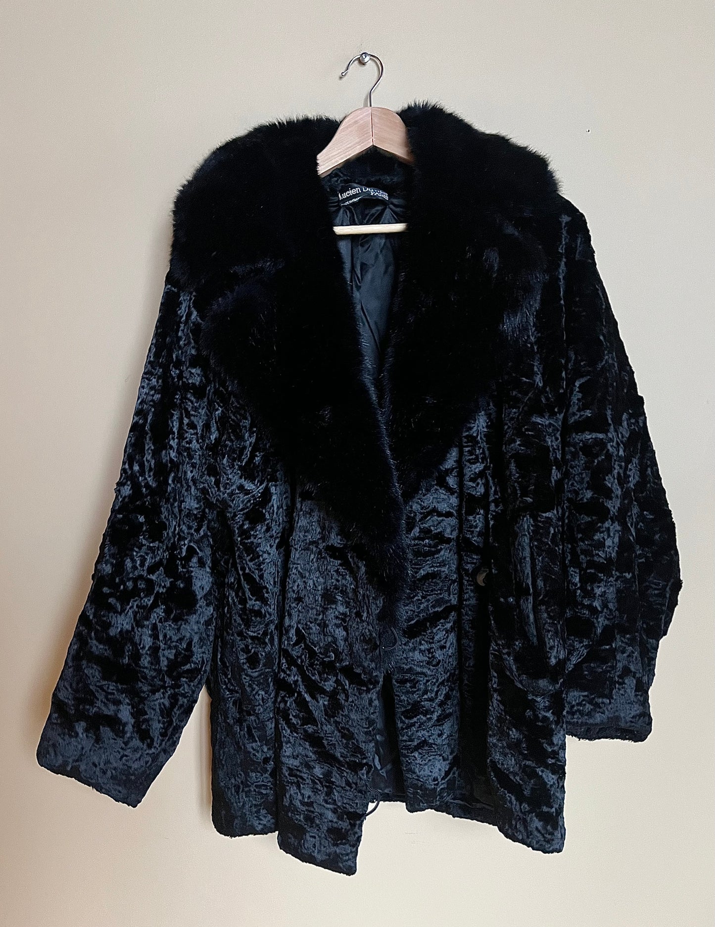 Svart kappa i faux fur